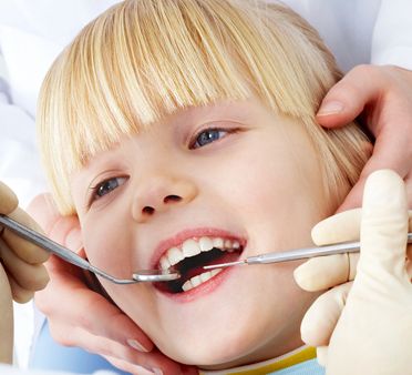 José Luis Sanz Dentista niña en tratamiento odontológico
