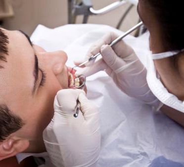 José Luis Sanz Dentista hombre en tratamiento odontológico